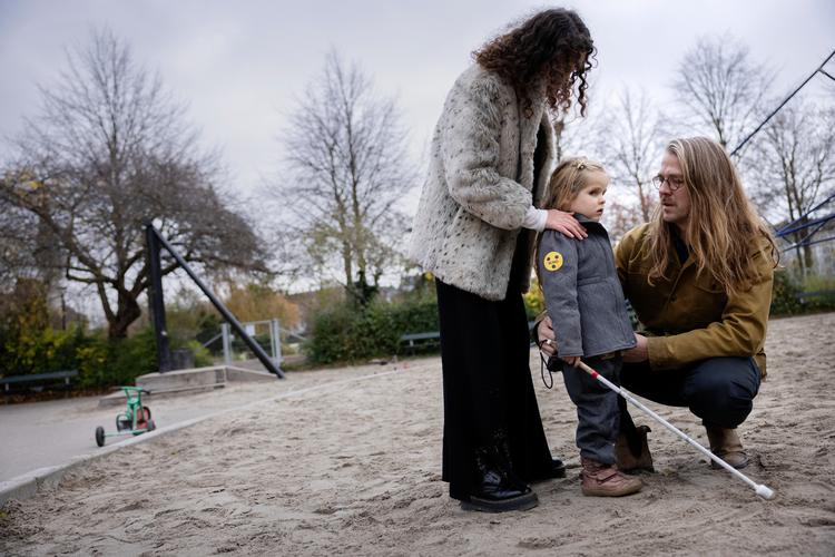 Daniel Toghill og Rikke Hubert med deres blinde datter Paloma. Hun har brug for hjælp til stort set alt, men Københavns Kommune har kun bevilget støttepædagog i institutionen tre dage om ugen. Nu har de lagt sag an.  Foto: Mads Nissen