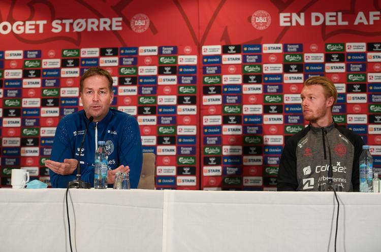 Landstræner Kasper Hjulmand og anfører Simon Kjær opfordrer til at lade sig vaccinere mod covid-19.  Foto: Lars Poulsen