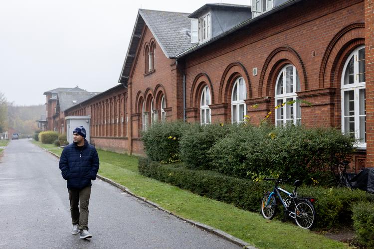 Den 33-årige evakuerede afghaner og militærtolk Said gik under navnet Hector, da han arbejdede for de danske styrker. I dag kan han gå tur i fred og ro  ved asylcenter Hviding. Han vil helst optræde uden efternavn og ønsker ikke sin familie fotograferet.
 Foto: Thomas Borberg