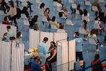     (FILES) In this file photo taken on February 24, 2021 A university teacher is vaccinated against Covid-19 during a vaccination campaign at the Sports Centre of the University of Seville in Seville on February 24, 2021. - With the highest Covid-19 vaccination rate of Europe's big nations, Spain has been spared the surge in infections seen across the continent but experts warn the country remains vulnerable to the virus. Spain, one of the nations hit earliest and hardest by the pandemic, now has one of the lowest infection rates in Europe - - just 59 cases per 100, 000 people reported in the past 14 days. (Photo by CRISTINA QUICLER / AFP)   Foto: Cristina Quicler/Ritzau Scanpix