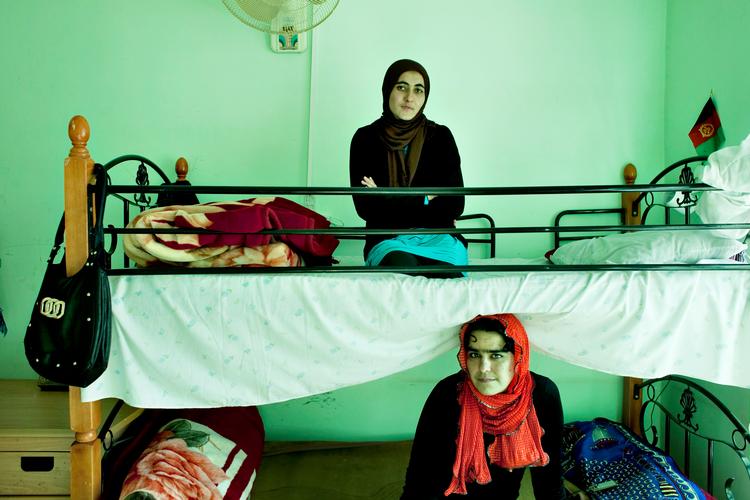 Kvindekollegiet i Herat - før soldater og Talebans jihadister tog over. Nu vil kvindelige sygeplejeske- og jordemødre-studerende have kollegiet tilbage. Den Danske Afghanistan-Komite vil gerne hjælpe dem. Taleban siger ok. Og alverden råber efter hjælp til Afghanistans kvinder. Men finansiering mangler. Foto: Miriam Dalsgaard