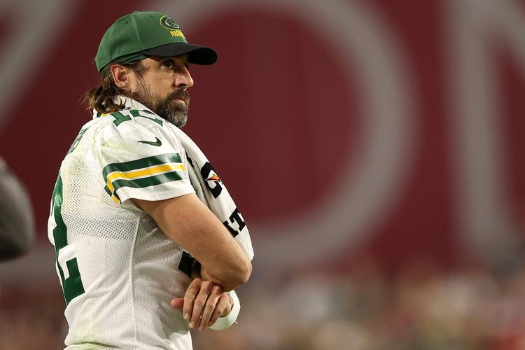     GLENDALE, ARIZONA - OCTOBER 28: Aaron Rodgers #12 of the Green Bay Packers watches action from the sideline during the second half of a game against the Arizona Cardinals at State Farm Stadium on October 28, 2021 in Glendale, Arizona. Christian Petersen/Getty Images/AFP == FOR NEWSPAPERS, INTERNET, TELCOS &amp; TELEVISION USE ONLY ==   Foto: Christian Petersen/Ritzau Scanpix