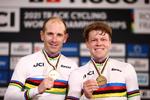 Michael Mørkøv og Lasse Norman viste deres regnbuefarvede VM-trikoter flot frem i Ballerup Super Arena.
 Foto: Christian Hartmann/Ritzau Scanpix