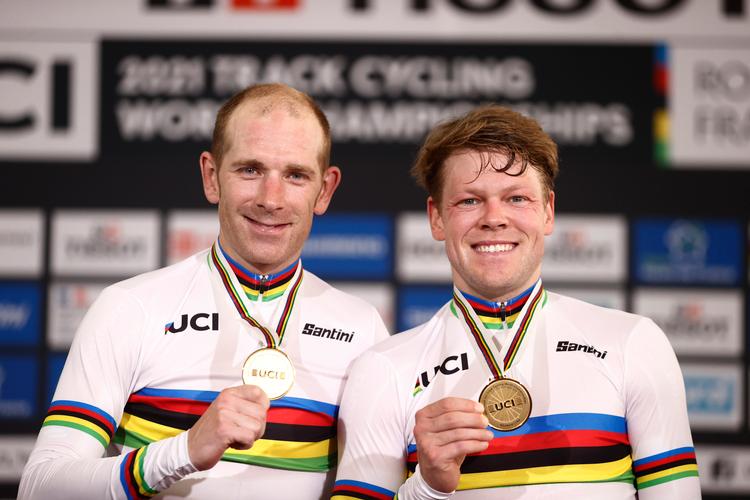 Michael Mørkøv og Lasse Norman viste deres regnbuefarvede VM-trikoter flot frem i Ballerup Super Arena.
 Foto: Christian Hartmann/Ritzau Scanpix