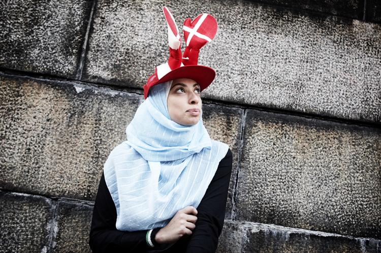 Enhedslistens Asmaa Abdol-Hamid med klaphat som direkte provokation mod Dansk Folkeparti.   Foto: Jonas Pryner Andersen