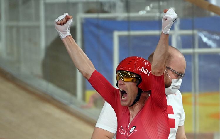 Michael Mørkøv skriger sin glæde ud til omverdenen efter at have vundet olympisk guld i parløbet sammen med Lasse Norman i Tokyo.
 Foto: Sebastian Gollnow/Ritzau Scanpix