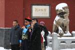  Folk tager billede foran Shenyang Imperial Palace 8. november. Ankommer man til Shenyang, kan man se frem til strenge coronaregler. Først 28 dage på et hotel (med udgangsforbud) og derefter yderligere 28 dage i hjemmet. Måske reglerne virker, for  Shenyang har ikke registreret et eneste tilfælde siden 30. juli.  Foto: Str/Ritzau Scanpix