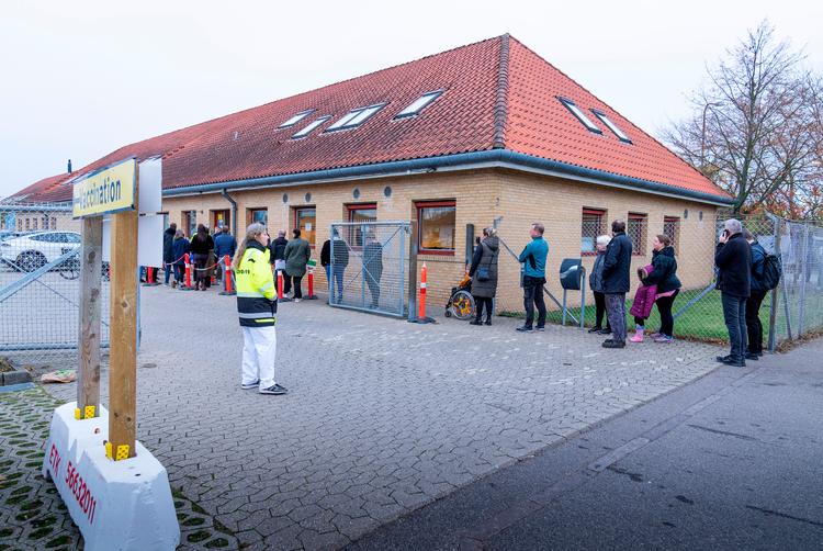 Folk i kø uden for Covid-19 testcenteret på Ørnevej i Køge i onsdags.  Foto: Claus Bech/Ritzau Scanpix