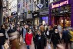 Amsterdam sidste lørdag.     Shoppers wear protective face masks as they wonder along a shopping street following the tightening of Covid-19 measures making the wearing a face mask mandatory again in shops in Amsterdam on November 6, 2021. (Photo by Ramon van Flymen / ANP / AFP) / Netherlands OUT   Foto: Ramon Van Flymen/Ritzau Scanpix