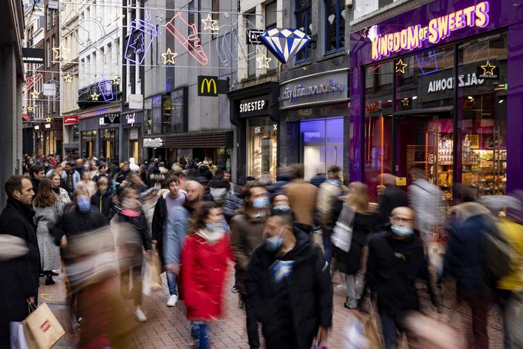 Amsterdam sidste lørdag.     Shoppers wear protective face masks as they wonder along a shopping street following the tightening of Covid-19 measures making the wearing a face mask mandatory again in shops in Amsterdam on November 6, 2021. (Photo by Ramon van Flymen / ANP / AFP) / Netherlands OUT   Foto: Ramon Van Flymen/Ritzau Scanpix