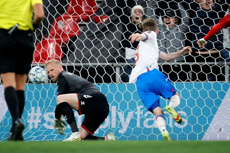 Klæmint Olsen fra Færøerne blev den første til at passere Kasper Schmeichel i VM-kvalifikationen. Men Danmark vandt 3-1. Foto: Jens Dresling