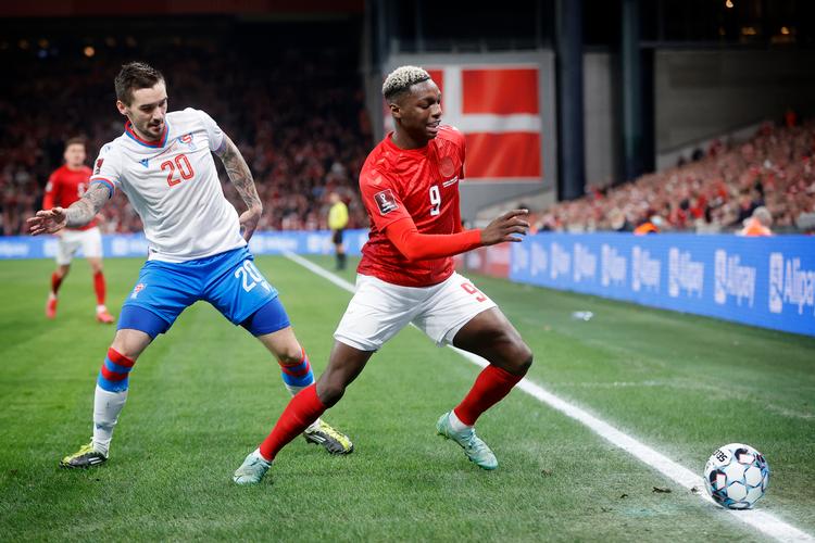 Mohamed Daramy havde det mestendels svært mod Færøerne. Foto: Jens Dresling