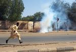 Demonstranterne, der lørdag gik på gaden i Sudan i protest mod militærets magtovertagelse, blev mødt af både tåregas og skud fra soldater. Foto: -/Ritzau Scanpix