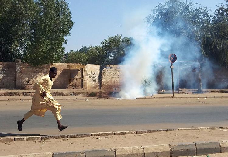 Demonstranterne, der lørdag gik på gaden i Sudan i protest mod militærets magtovertagelse, blev mødt af både tåregas og skud fra soldater. Foto: -/Ritzau Scanpix