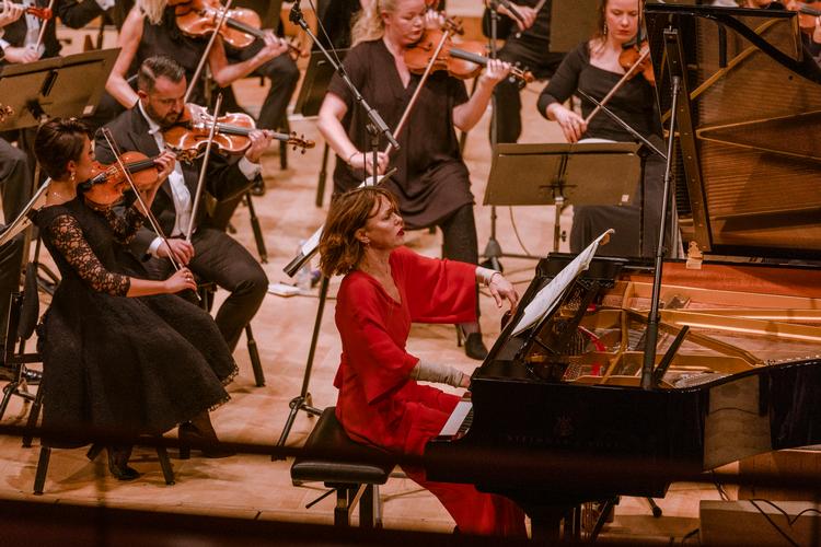 Komponistens hustru, pianist Katrine Gislinge, sad bag flygelet i Konservatoriets Koncertsal. Foto: Katrine Hørup Noer