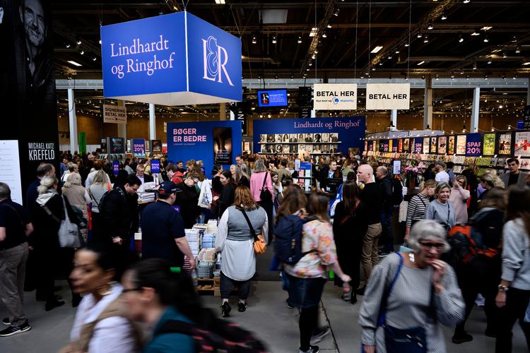 Trods flere kvadratmeter, mere luft mellem standene og ekstra fokus på hygiejne, er mange forfattere og forlagsmedarbejdere smittet med covid-19 efter årets Bogforum i Bella Center.   Foto: Philip Davali/Ritzau Scanpix