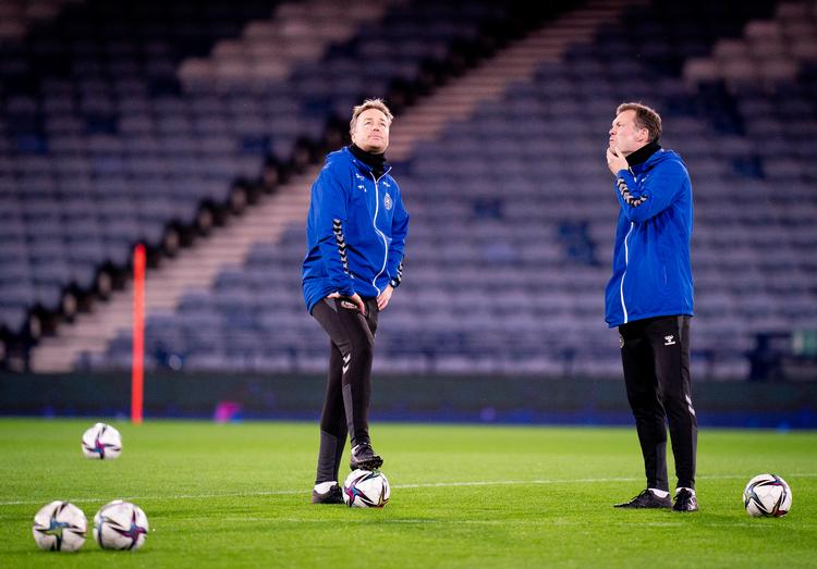 Adskillige skader tvinger landstræner Kasper Hjulmand (tv) og assistenten Morten Wieghorst til at prøve noget nyt mod Skotland.  Foto: Liselotte Sabroe/Ritzau Scanpix