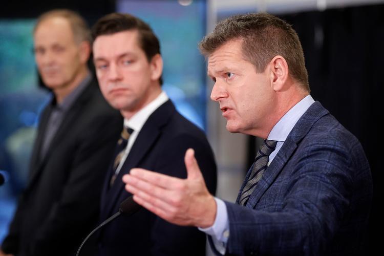 Pressemøde om kommunal- og regionalvalget og de tiltag, der skal sikre, at afviklingen af valget kan forløbe sundhedsmæssigt forsvarligt i forhold til coronasituationen. Fra venstre ses næstformand i Kommunernes Landsforening,  Martin Damm (V), indenrigs- og boligminister Kaare Dybvad Bek (S) og direktør for sundhedsstyrelsen Søren Brostrøm. Foto: Jens Dresling