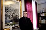     Czeslaw Kozon lovpriser livet i cølibat: »Den kærlighed og opmærksomhed, som man må lægge til et menneske og barn i ægteskabet, gives i stedet til Gud og menigheden. Og så vidner man med cølibat om, at der er nogle højere ting, man vil give sit liv for«, siger han.   Foto: Miriam Dalsgaard