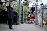 Sidste år måtte forældre aflevere deres børn udenfor, og det er noget flere af de kommuner, som nu oplever en høj smitte, igen indfører i deres daginstitutioner.  Foto: Jens Dresling (arkiv)