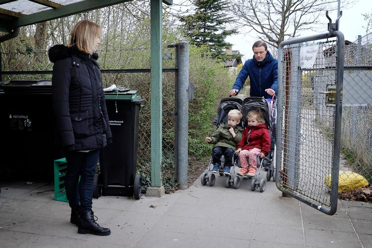 Sidste år måtte forældre aflevere deres børn udenfor, og det er noget flere af de kommuner, som nu oplever en høj smitte, igen indfører i deres daginstitutioner.  Foto: Jens Dresling (arkiv)