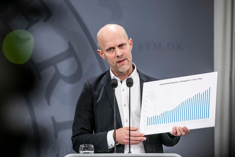 På pressemødet sidste mandag viste direktør på Statens Serum Institut Henrik Ullum en planche med stigning i antal covid-indlagte. Dagens efter blev sygdommen erklæret 'samfundskritisk'. Men en stor del af de indlagte er slet ikke indlagt på grund af infektionen. Det oplyste Ullum dog ikke. »Vi havde ikke algoritmen færdig, da vi kom til pressemødet. Og jeg synes stadig, det samlede antal indlagte med covid-19 er et rigtigt tal at opgive. Det siger noget om sundhedsvæsenets samlede belastning«, siger han. (Foto: Ólafur Steinar Rye Gestsson/Ritzau Scanpix)   Foto: Ólafur Steinar Rye Gestsson/Ritzau Scanpix