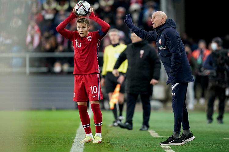 Ståle Solbakken troede, at VM-håbet var ude for hans norske landshold efter 0-0 mod Letland. Men et montenegrinsk comeback mod Holland har givet Norge en ny chance. Foto: Stian Lysberg Solum/Ritzau Scanpix