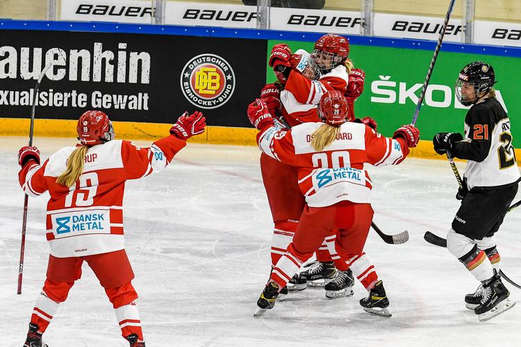 Søndag kvalificerede de danske ishockeykvinder sig til vinter-OL i Beijing i 2022. De bliver dermed en del af en rekordstor dansk trup. Foto: nordphoto Gmbh / Hafner via www./Ritzau Scanpix