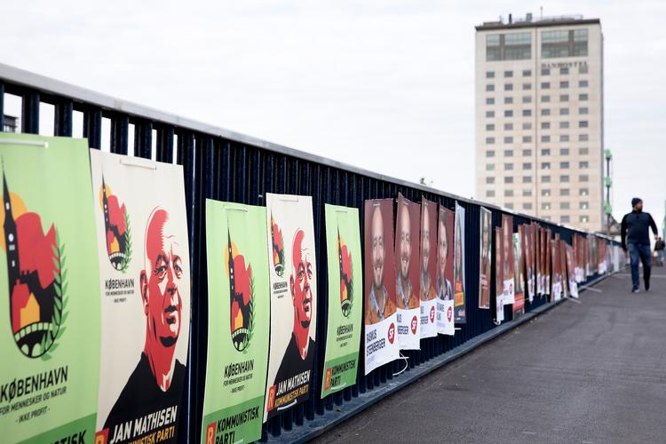 Statens Kunstfond har givet 50.000 kroner i støtte til en københavnsk kommunalpolitiker, der vil »bruge sin kreative aktivisme i valgkampen«. Det drejer sig om Stine Linnemann fra partiet Rolig Revolution og altså ikke nogen af dem, hvis plakater ses på dette billede. Foto: Finn Frandsen