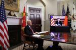 USA's præsident Joe Biden lytter i Det Hvide Hus til Kinas Xi Jinping under et virtuelt møde mellem de to stormagters ledere. Foto: Alex Wong/Ritzau Scanpix