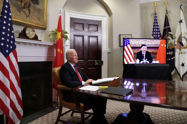 USA's præsident Joe Biden lytter i Det Hvide Hus til Kinas Xi Jinping under et virtuelt møde mellem de to stormagters ledere. Foto: Alex Wong/Ritzau Scanpix