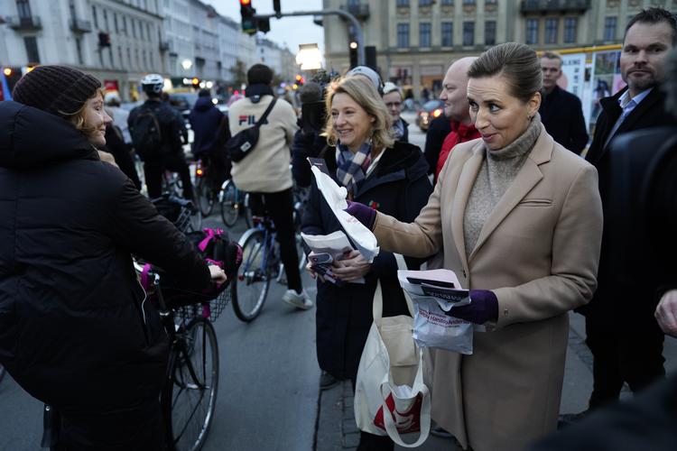 Sophie Hæstorp Andersen (S) fører valgkamp med Mette Frederiksen (S) på Dronning Louises Bro i København. Foto: Martin Sylvest/Ritzau Scanpix