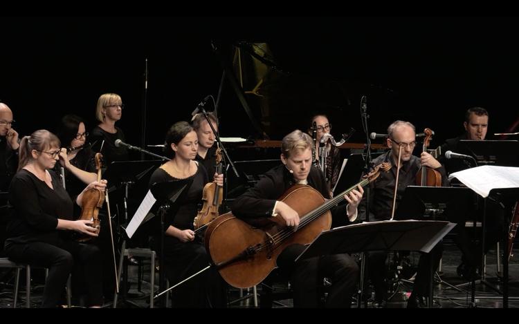 Sentimental country tilsat klassisk kammerorkester opleves på samme tid som helt forkert og helt rigtigt, som autentisk og nærværende verdenssmerte.  Foto: Klavs Kehlet