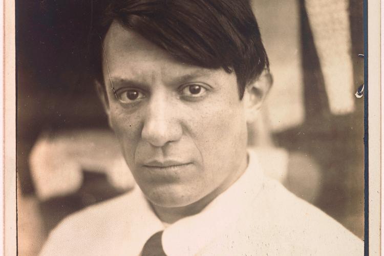     Portræt af Picasso i hans atelier i rue Schoelcher i Paris omkring 1915-1916. Han og andre udlændinge var under skarpt opsyn under Første Verdenskrig, og han mistede flere hundrede af sine værker. Foto: © Georges de Zayas. Photo © Rmn-grand Palais (musée national Picasso-paris) / Adrien Didierjean. © Succession Picasso 2021