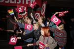 EL-tilhængere tager imod Line Barfoed, Pelle Dragsted og Mai Villadsen, da de ankommer til Enhedslistens valgfest på Lille Vega i København. Foto: Marcus Emil Christensen
