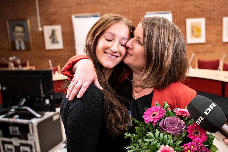 Ny borgmester i Ishøj Merete Amdisen (Socialdemokratiet) lykønskes af datteren Ida Amdisen  Foto: Nils Meilvang/Ritzau Scanpix