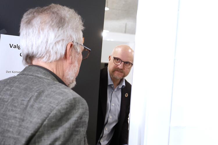 Jesper Greth, der bliver ny borgmester i Rebild Kommune, lukker nuværende borgmester Leon Sebbelin ind i forhandlingslokalet.     Foto: /Ritzau Scanpix