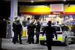 Politiet mødte talstærkt op på Shell tanken på Frederikssundvej i Brønshøj, efter en mand blev stukket ned.   Foto: Jens Dresling