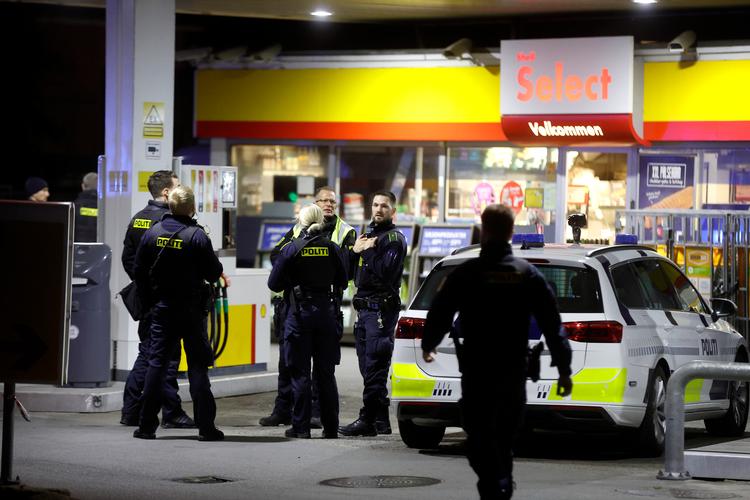 Politiet mødte talstærkt op på Shell tanken på Frederikssundvej i Brønshøj, efter en mand blev stukket ned.   Foto: Jens Dresling
