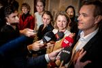 Her ses partispidserne præsentere den nye konstitueringsaftale på Københavns Rådhus. Fra venstre (i rød frakke) Line Barfod, Karina Vestergård Madsen, Sisse Marie Welling, Sophie Hæstorp med Mia Nygaard bagved og i forgrunden Jakob Næsager. Foto: Mads Claus Rasmussen/Ritzau Scanpix