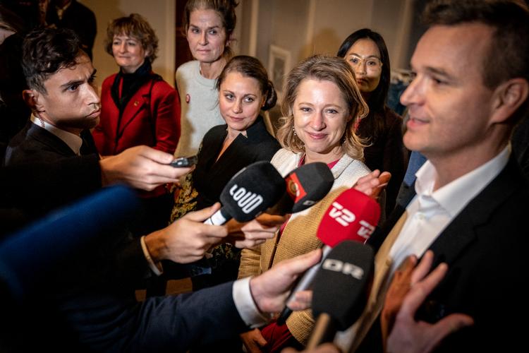 Her ses partispidserne præsentere den nye konstitueringsaftale på Københavns Rådhus. Fra venstre (i rød frakke) Line Barfod, Karina Vestergård Madsen, Sisse Marie Welling, Sophie Hæstorp med Mia Nygaard bagved og i forgrunden Jakob Næsager. Foto: Mads Claus Rasmussen/Ritzau Scanpix