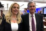 Jerome Powell og Lael Brainard (tv.) anses for at være favoritter til at blive udpeget af præsident Joe Biden topjobbet i den amerikanske centralbank, hvor Powell har været chef siden 2018. Foto: Ann Saphir/Ritzau Scanpix