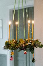 1. søndag i advent venter lige rundt om hjørnet, og heldigvis behøver det ikke være svært at lave sin egen adventskrans. Foto: Julie Vöge