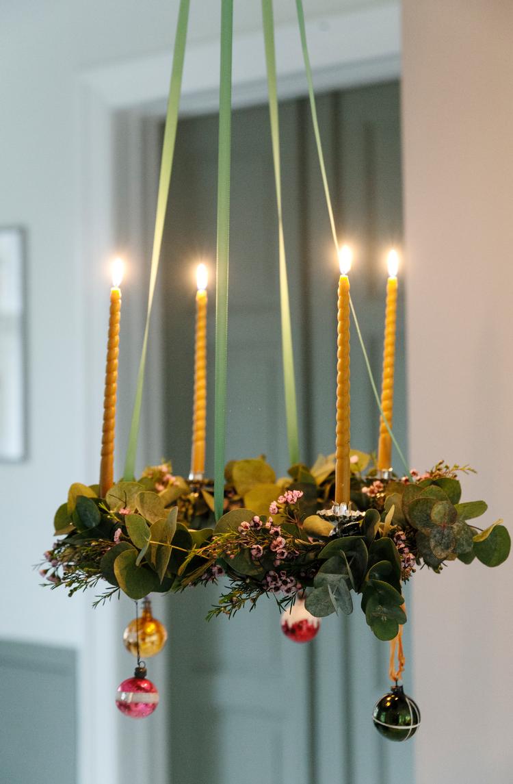 1. søndag i advent venter lige rundt om hjørnet, og heldigvis behøver det ikke være svært at lave sin egen adventskrans. Foto: Julie Vöge