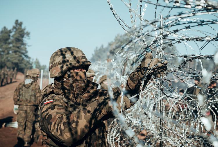 Der findes altså pigtrådshegn på grænsen mellem Polen og Hviderusland, ligesom Danmark også har bidraget med pigtråd til et hegn på grænsen mellem Litauen og Hviderusland. Nu vil Estland også sætte pigtrådshegn op på grænsen til Rusland. Foto: Handout/Ritzau Scanpix