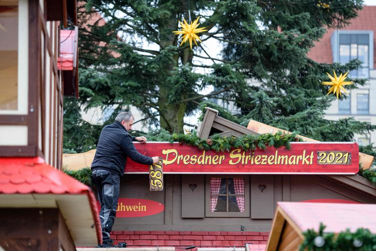 »Vi står i en rigtig svær situation i øjeblikket. Vi ved ikke, hvad der kommer til at ske som det næste. Kan vi overhovedet åbne? Vil der ske ændringer i restriktionerne«, spørger Markus Harich fra Dresden, hvor han her ses i færd med at gøre klar til det julemarked, som altså er i fare for at blive aflyst. Foto: Jens Schlueter/Ritzau Scanpix