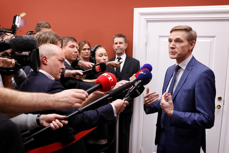     Dansk Folkepartis Kristian Thulesen Dahl taler med pressen efter et gruppemøde på Christiansborg.   Foto: Jens Dresling