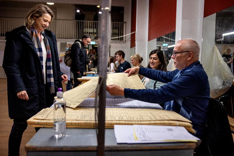 Sophie Hæstorp Andersen stemmer på Gasværksvejens Skole. Foto: Jacob Ehrbahn