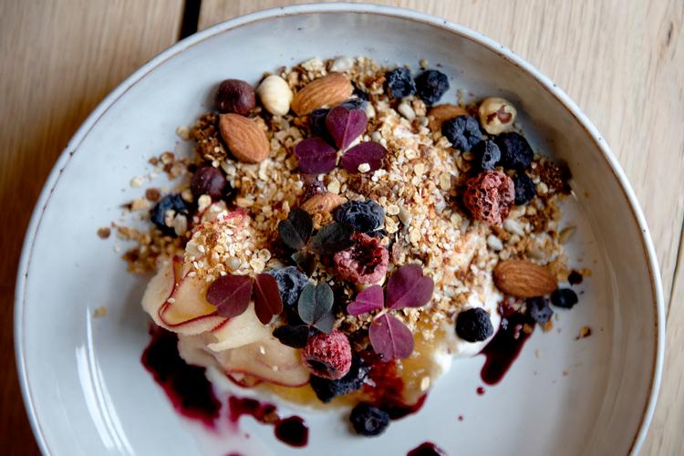 Granolaen kommer hjemmelavet med hele frysetørrede bær, masser af frø og mandler, yoghurt, syltede æbler og æblemos og urter. Foto: Finn Frandsen