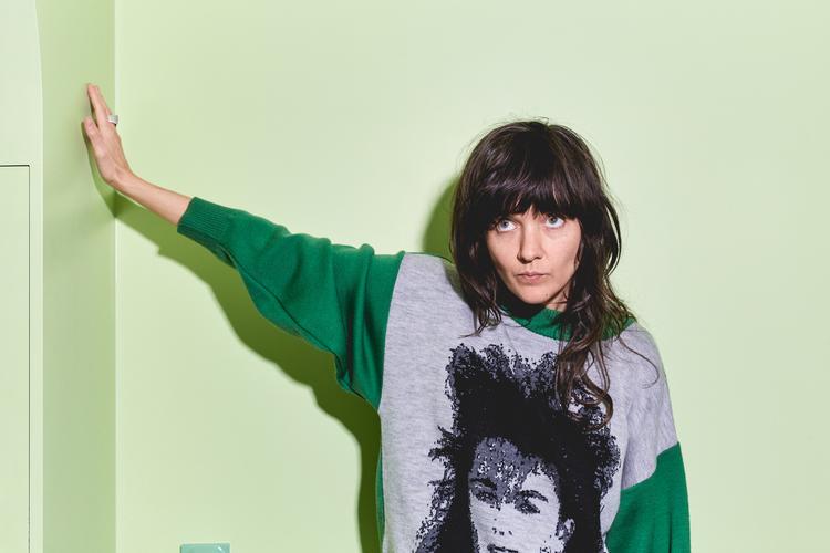 Den australske indierockmusiker Courtney Barnett har ikke just fuld fart på i sine nye sange. Foto: Mia Mala McDonald 